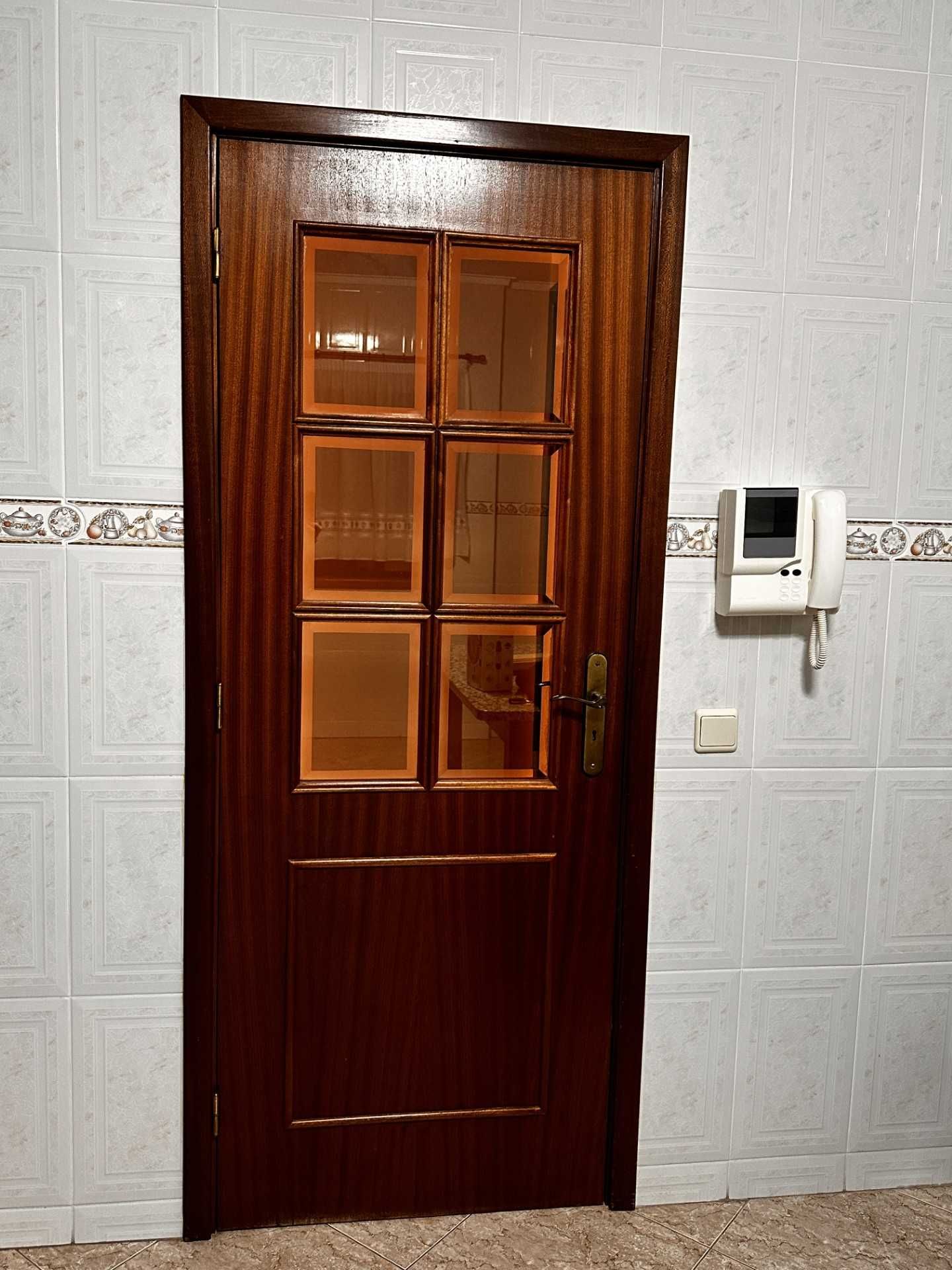 Porta de madeira com vidro