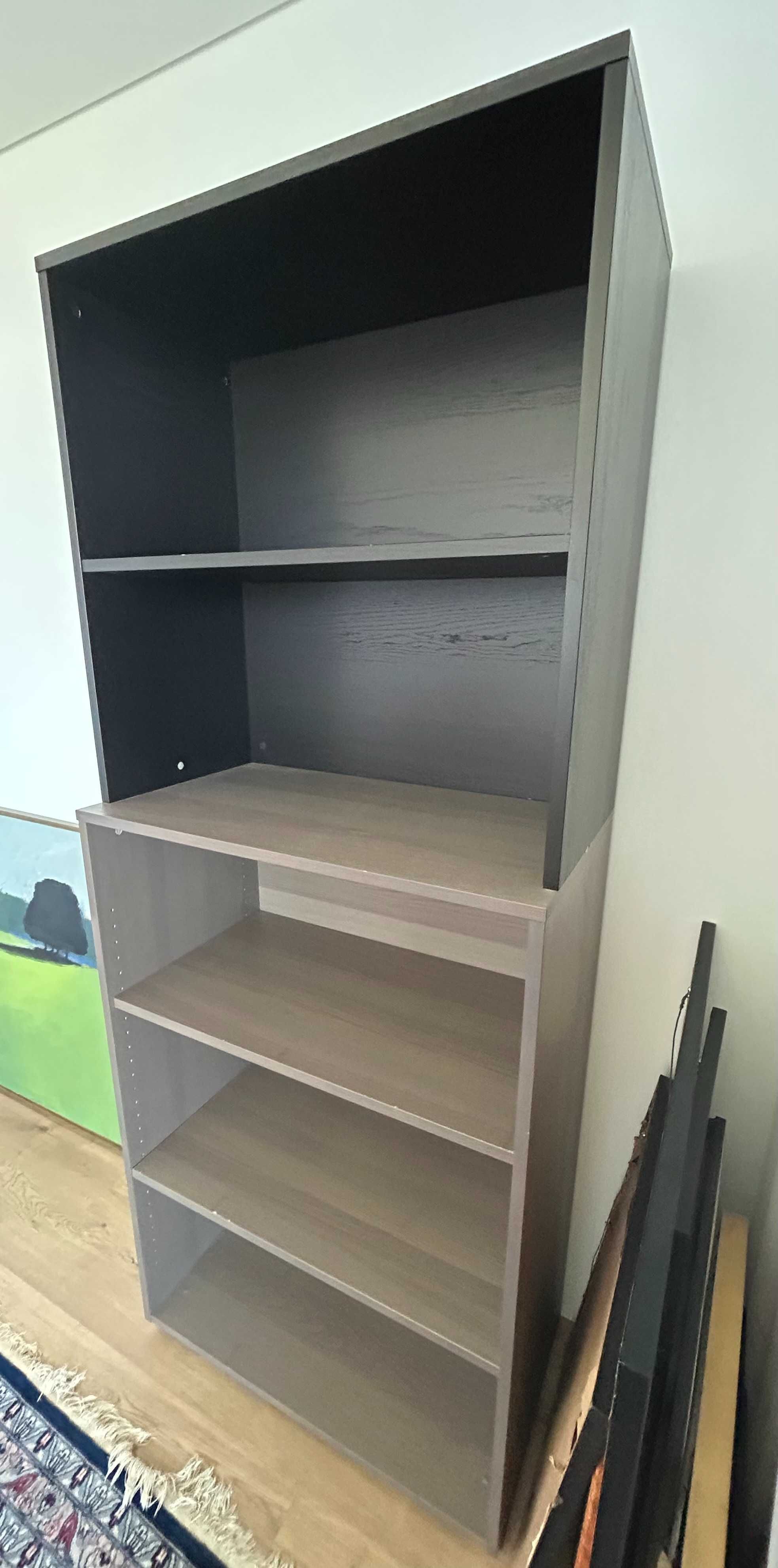 Estante Ikea com 200 cm de altura.