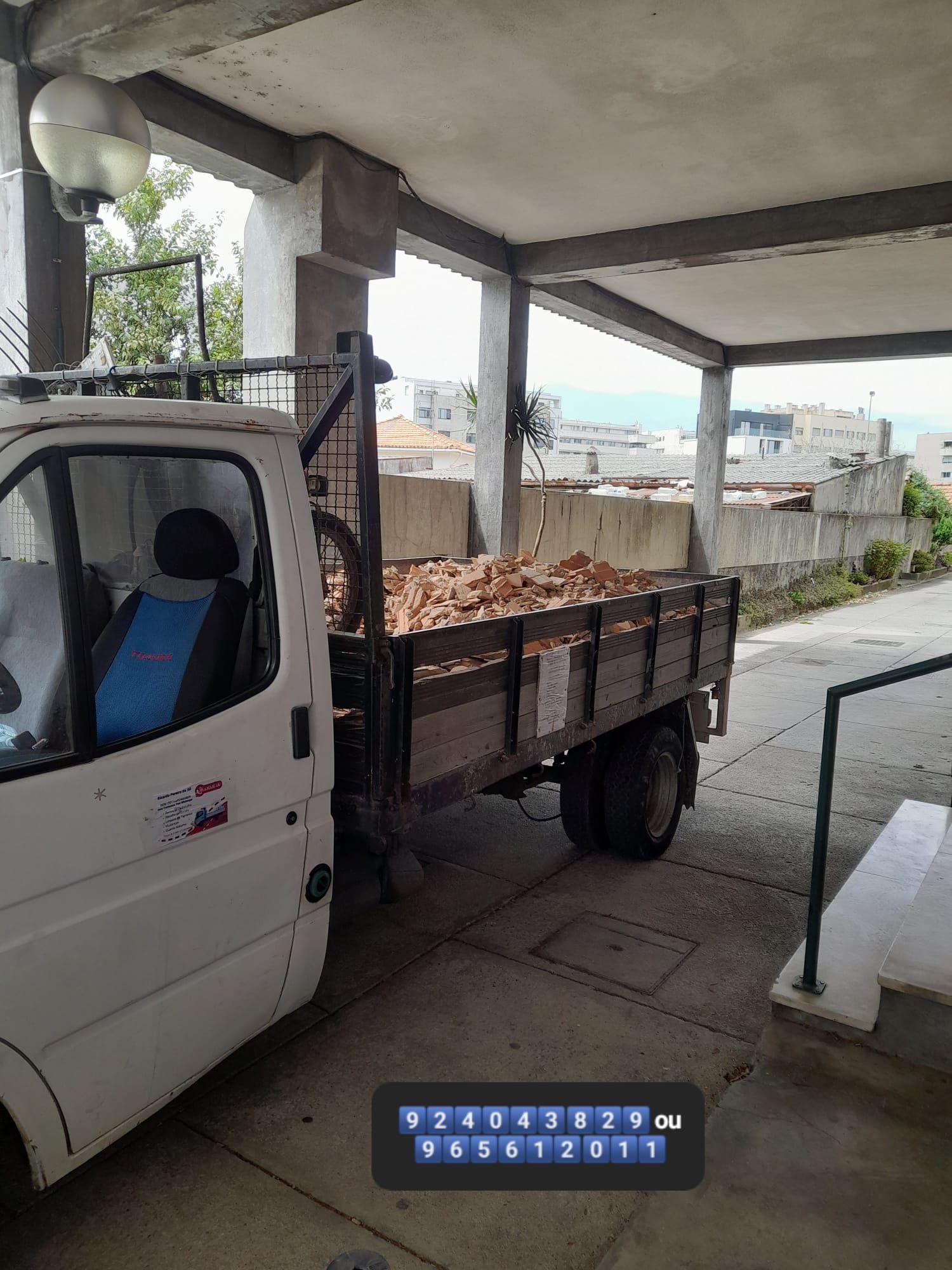 Faço cargas de Entulho Madeira Pladur Monos e limpeza geral Terrenos