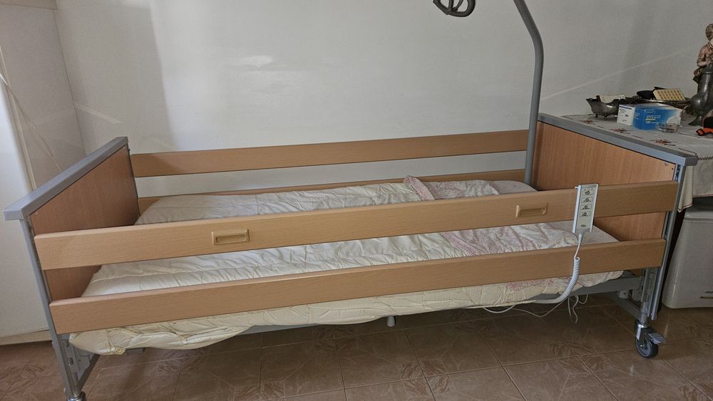 Cama hospitalar com  Elevação Eléctrica