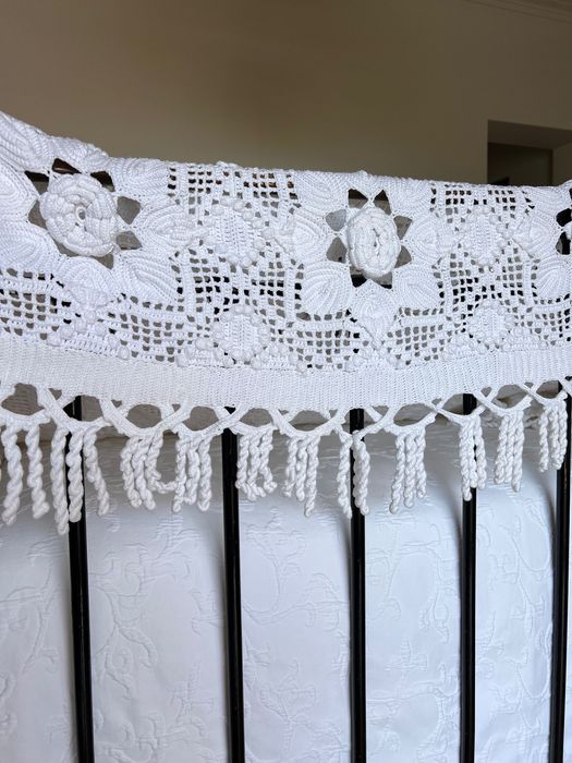 Colcha branca artesanal em crochet com linha de algodão