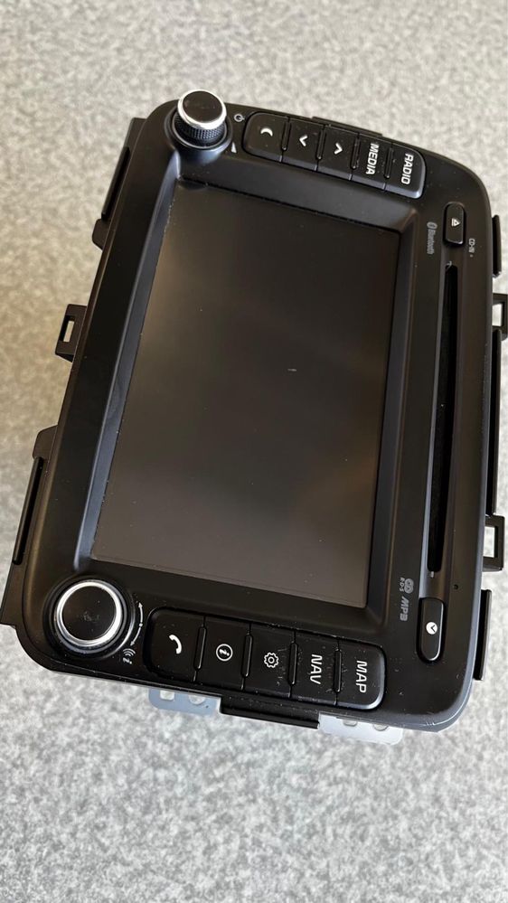 Radio z nawigacją Kia Carens IV + wzmacniacz OEM – komplet