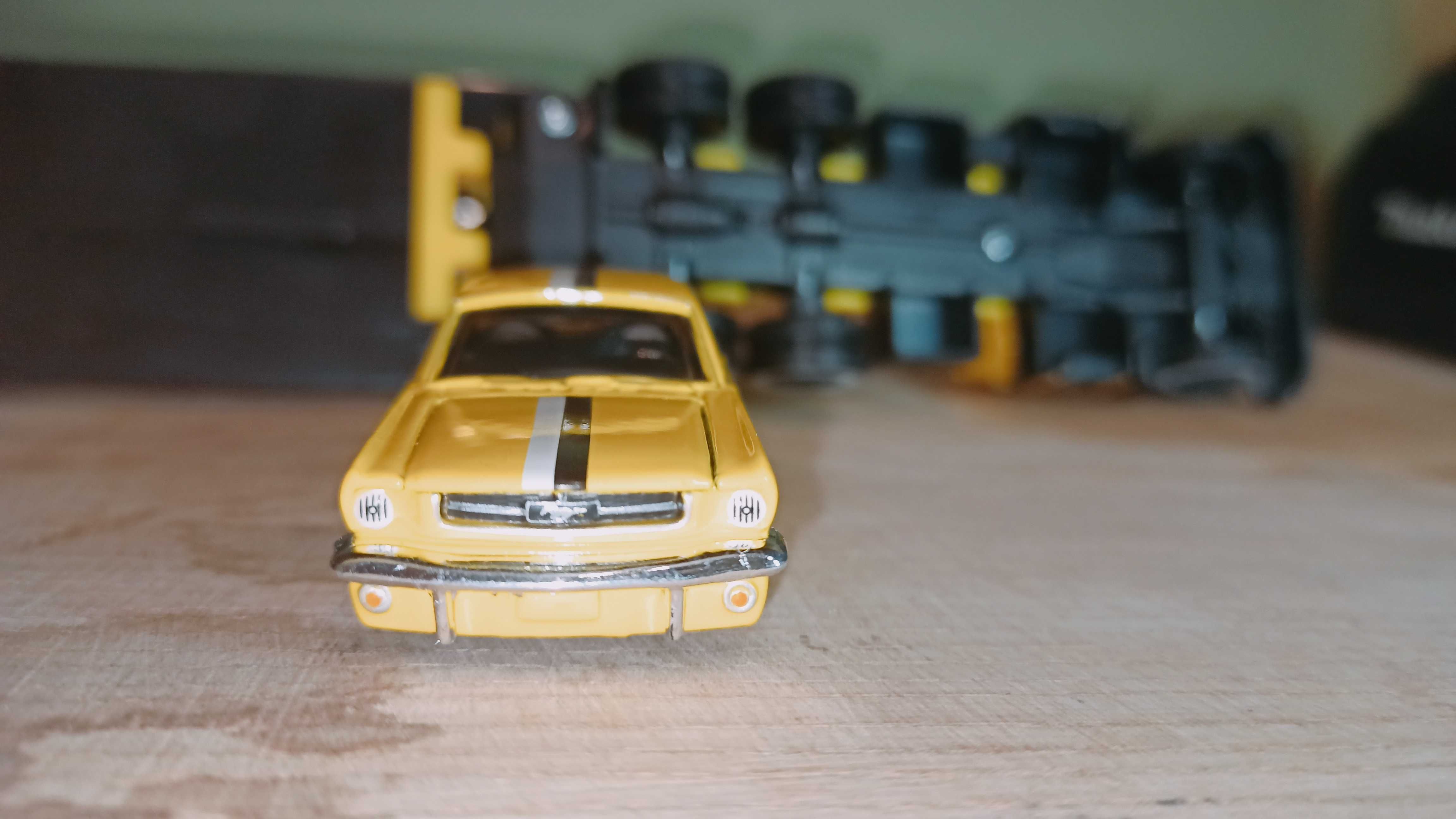 Maisto – 1:64 1953 Mack B-61 з плоским кузовом / 1965 Ford Mustang