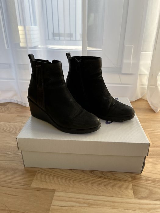 Botki w kolorze czarnym na koturnie