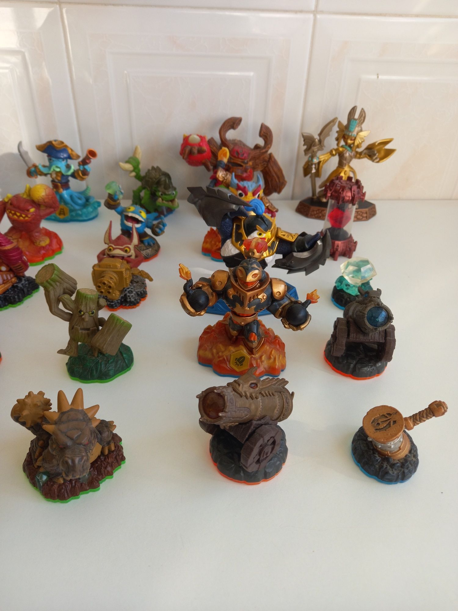 Bonecos e jogo skylanders