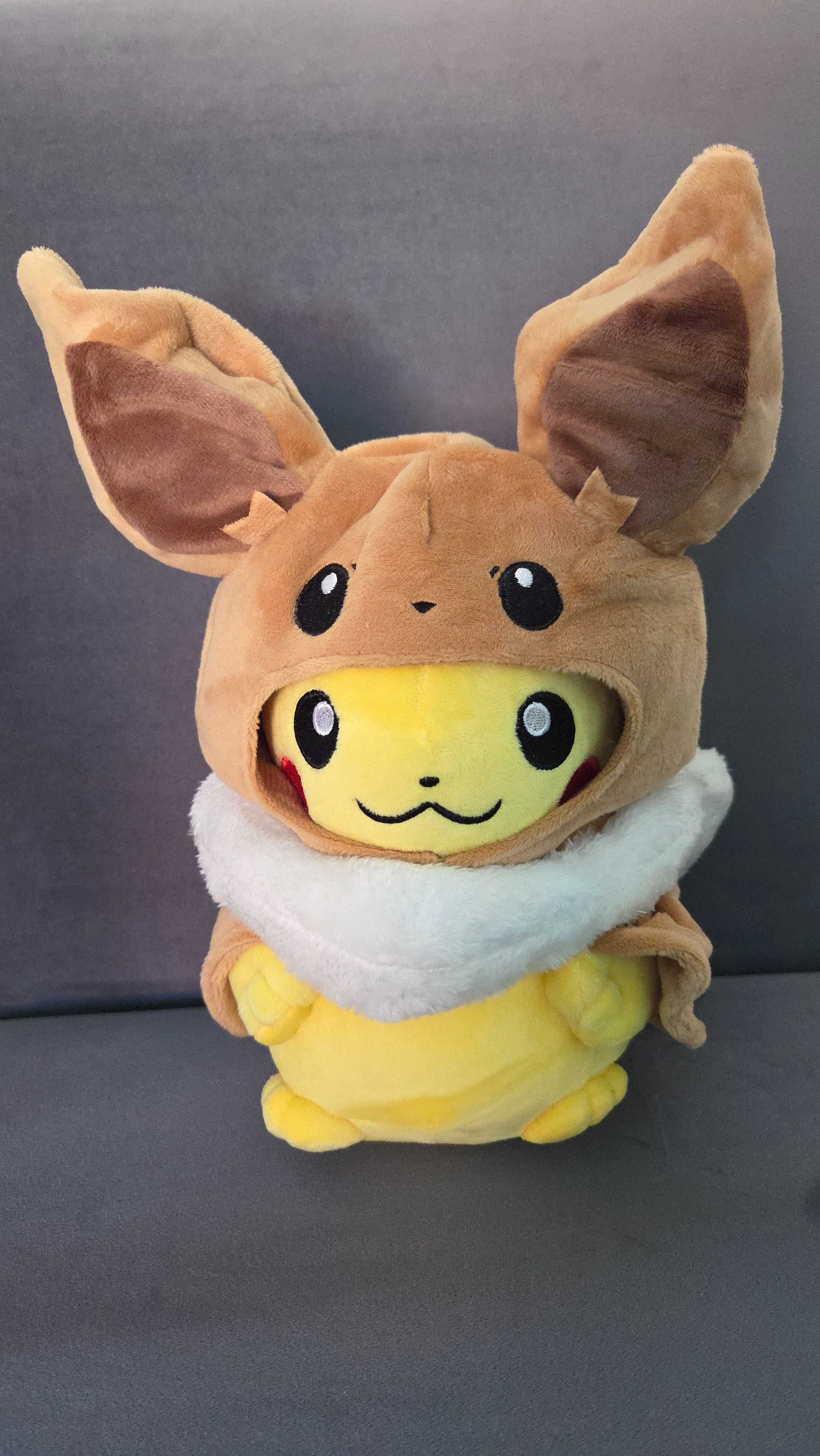 Maskotka Pokemon Pikachu w przebraniu Eevee