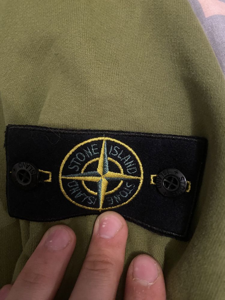 Zielona bluza stone island