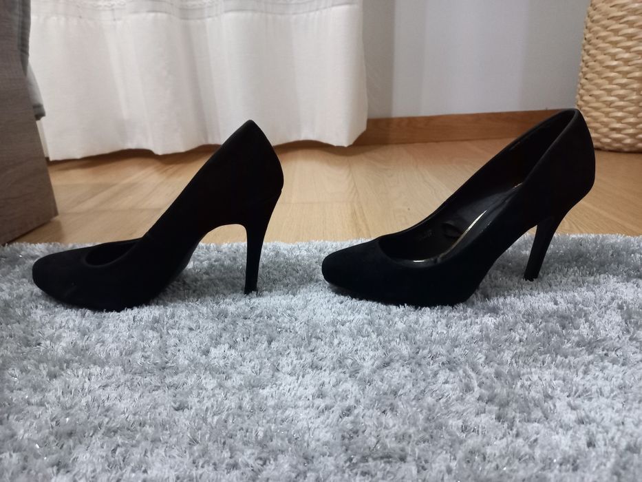 Sapato de salto alto, em camurça preta