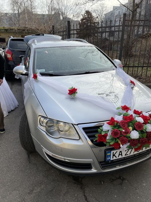 Прикраси на весільне авто