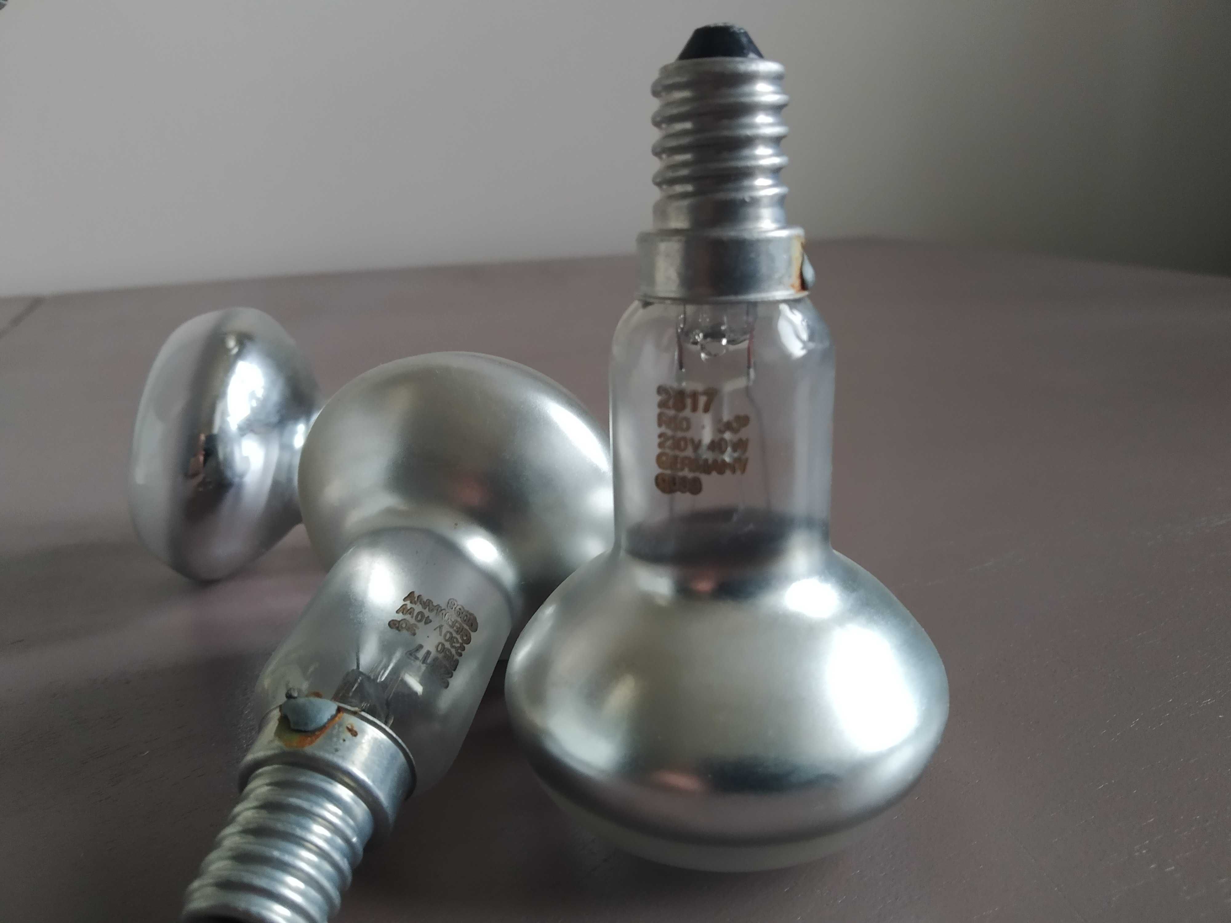 Lampa sufitową lub ścienna z trzema żarówkami E14 40W.