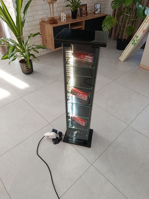 Szafka ze szkłem i LED