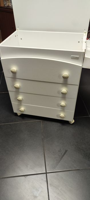 Cómoda com muda fraldas e banheira