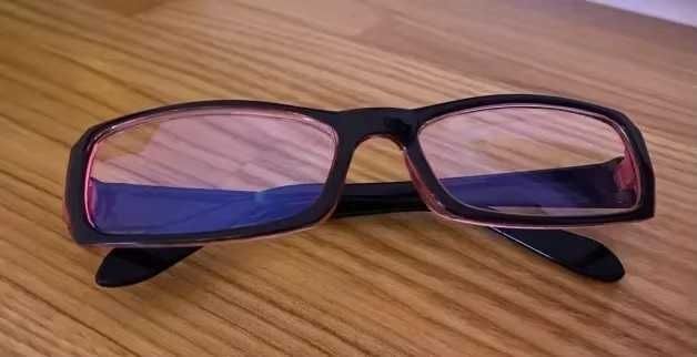Damskie okulary zerówki blokujące niebieskie światło.