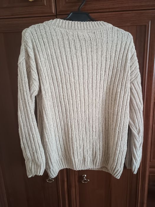 Sweterek beżowy przez głowę