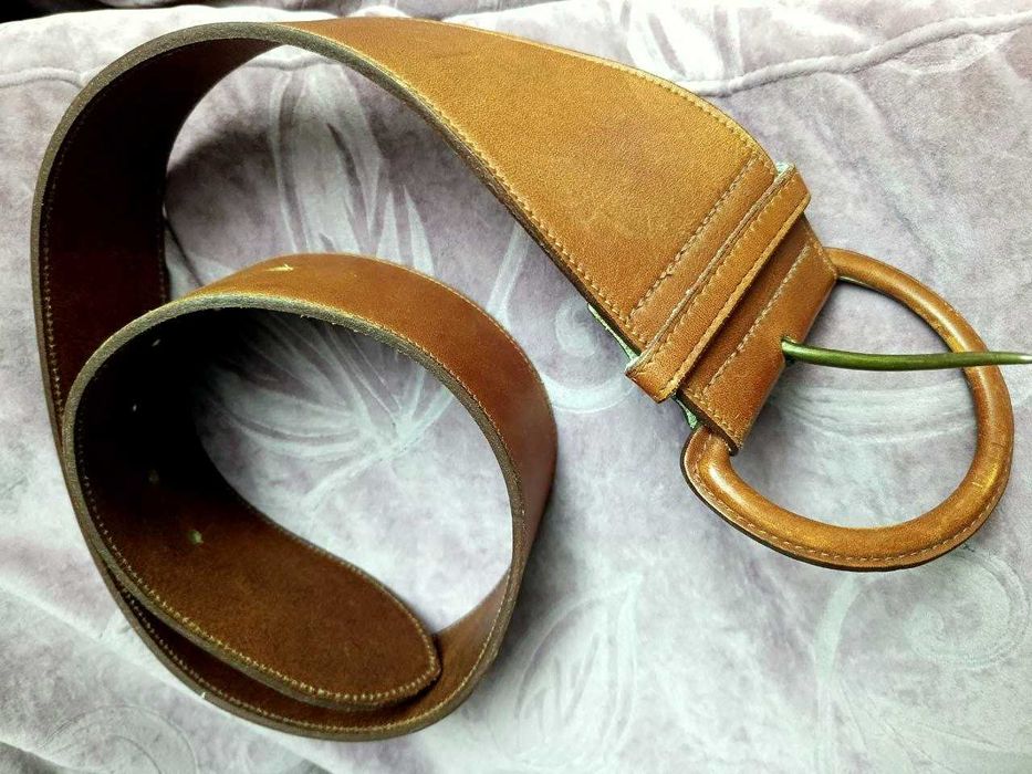 Стильный кожаный ремень пояс с обтянутой пряжкой