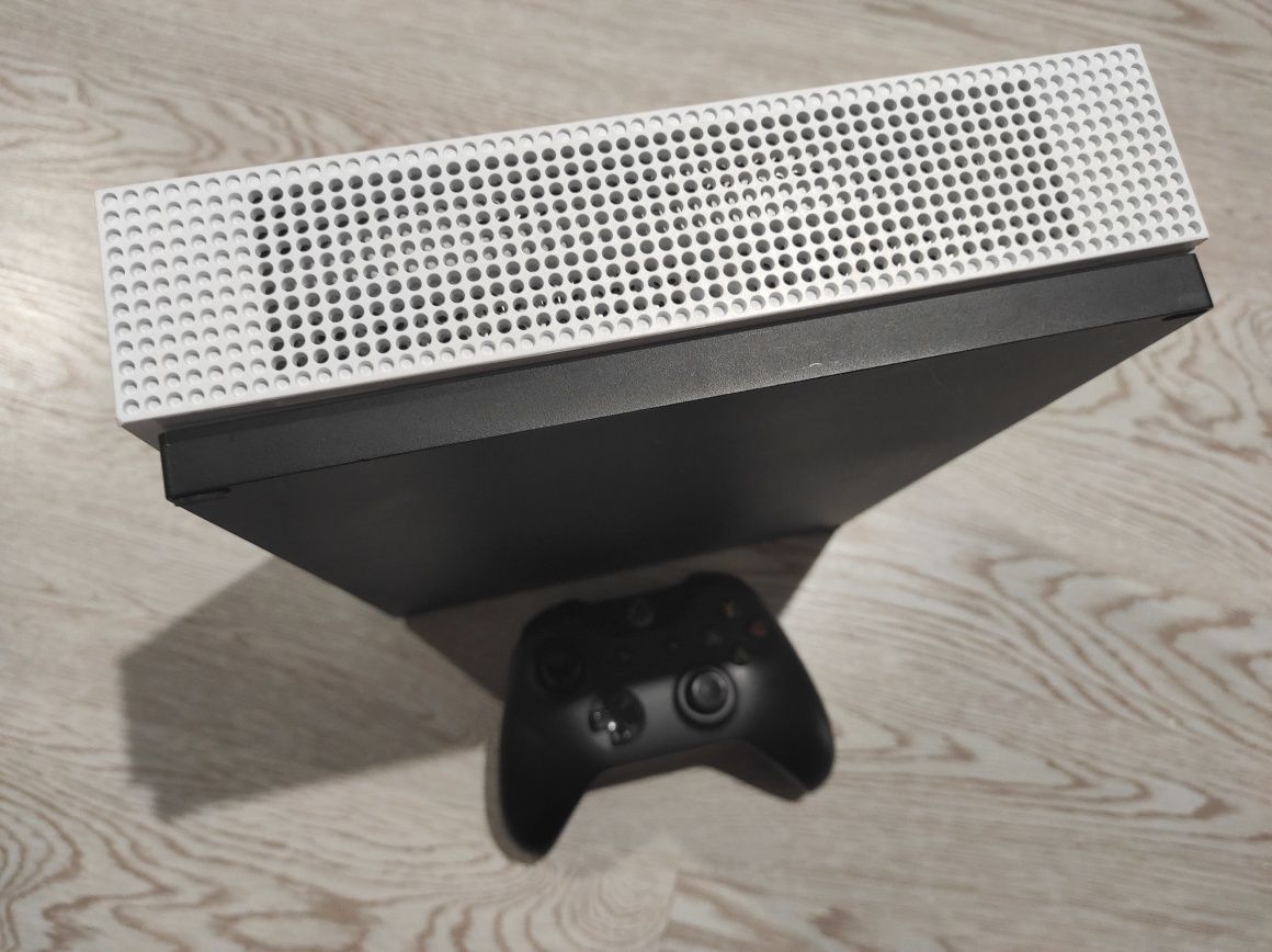 Xbox One S Digital Еdition 1Tb + Геймпад