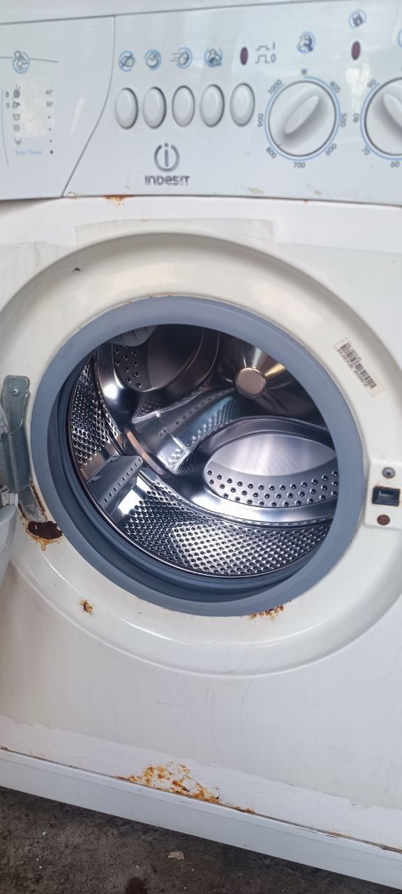 Продам стиральную машину indesit под разборку, была рабочая