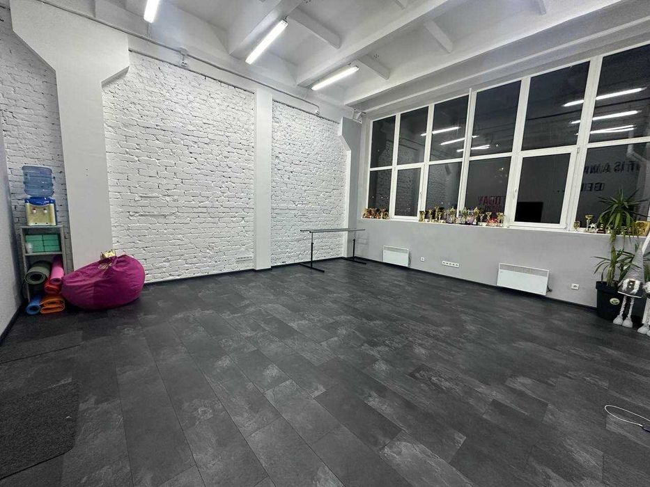 Зал для танців, стрейчингу, йоги, майстер-класів, є світло