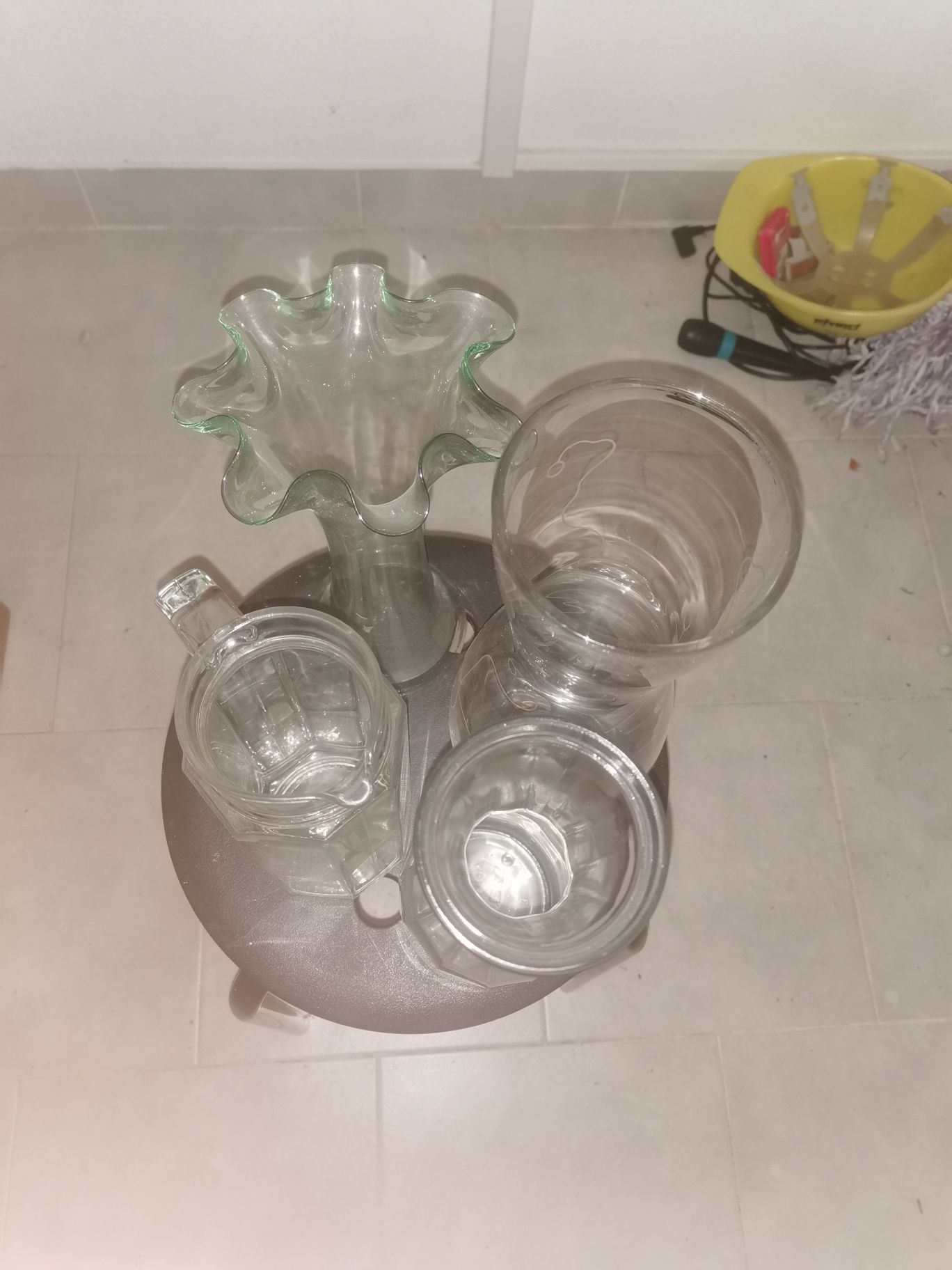 Dupla de vasos de vidro e dupla de jarras de água