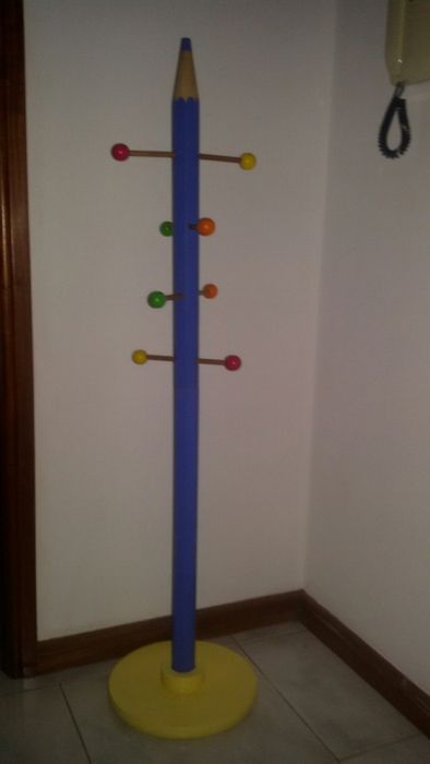 Cabide lapis em madeira