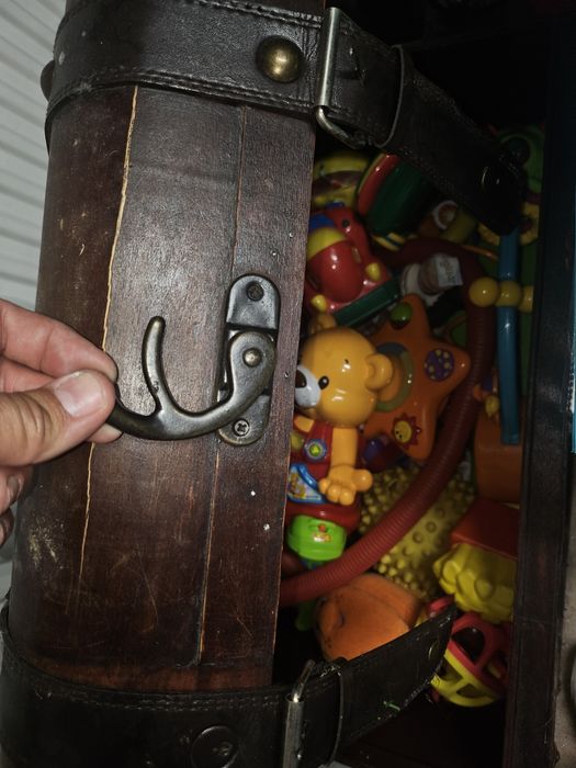 Zabawki/ Drewniana skrzynia z zabawkami