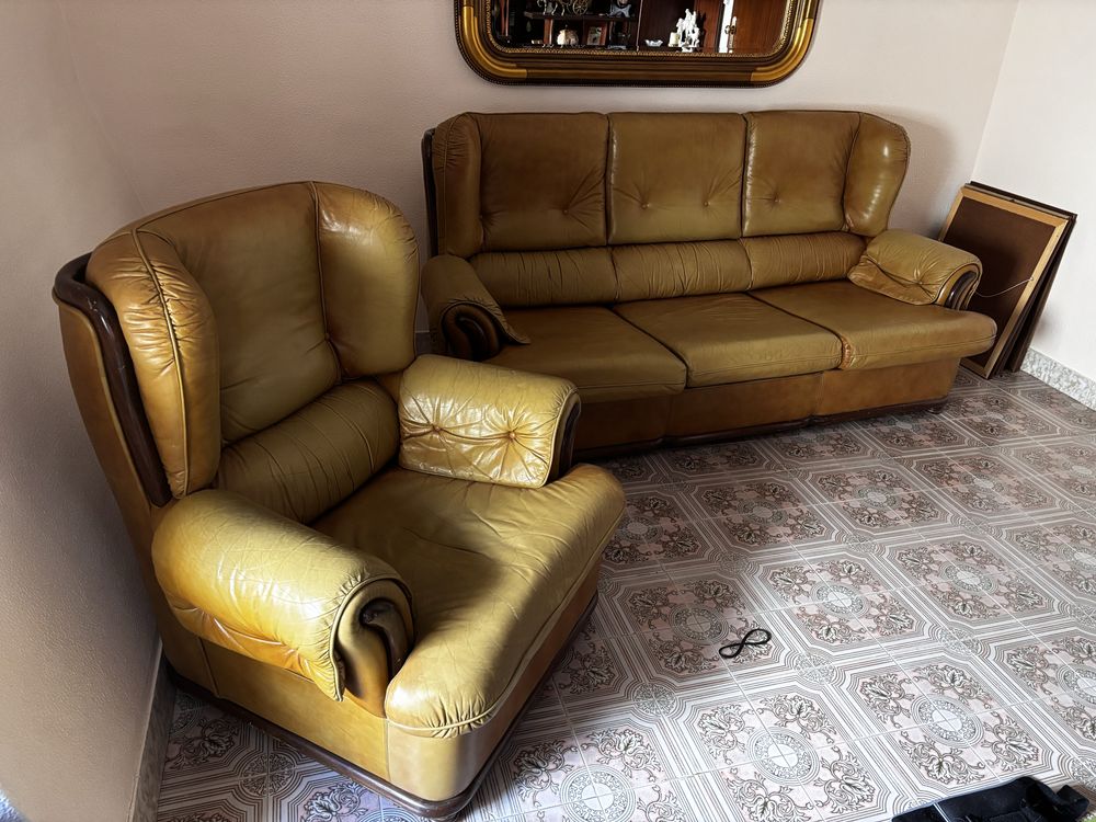 Conjunto de sofás em pele castanha, estilo vintage
