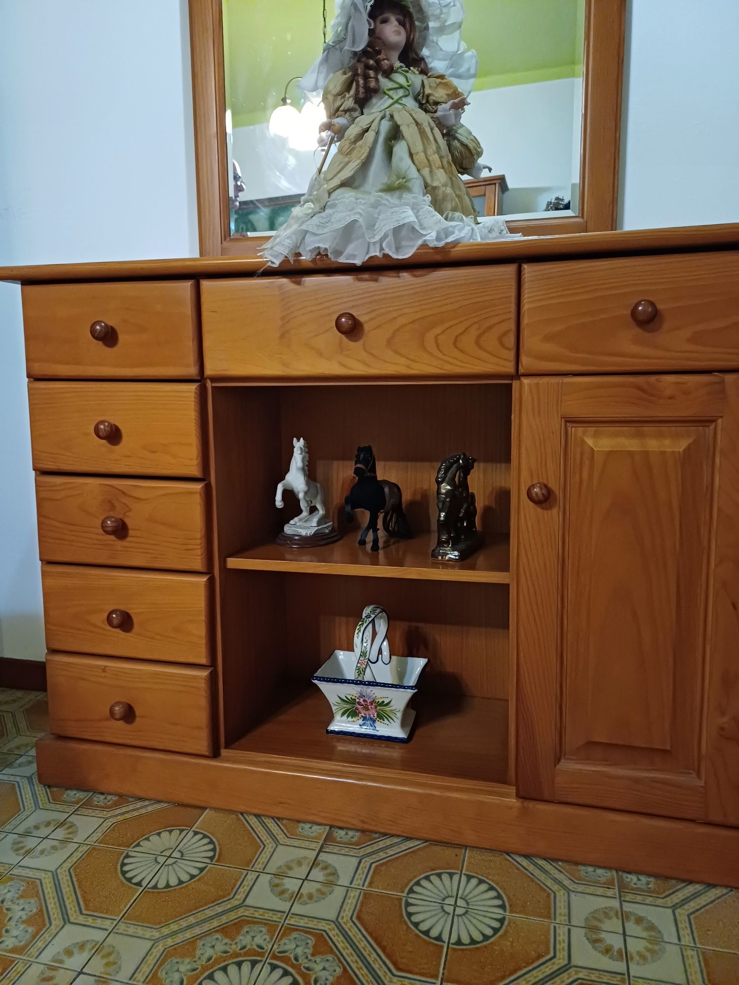 Vende se Aparador com espelho.