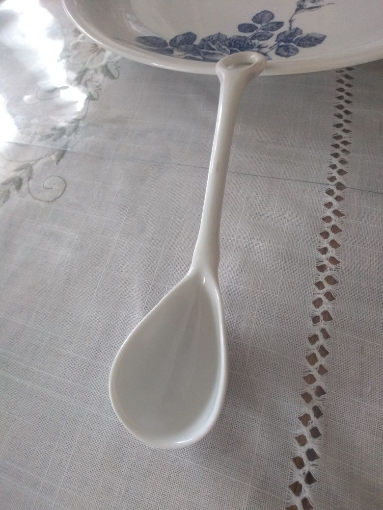 Stara porcelanowa łyżka do sosjerki,.ok.19cm.Wysylka.