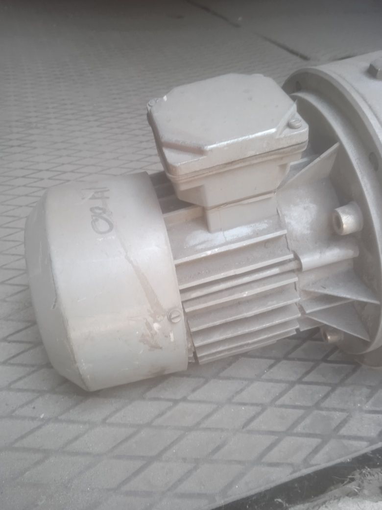 Электродвигатель трехфазный SKF 80-4A