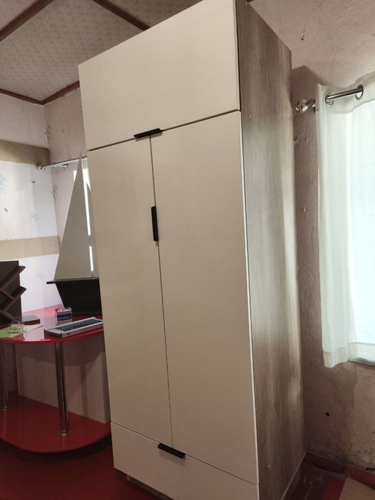 Шафа з глянцевим фасадом