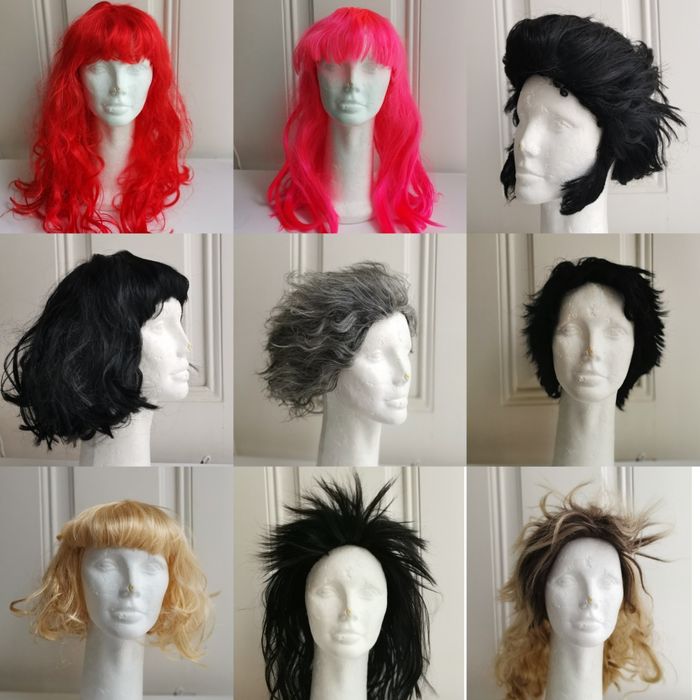 Lote de 18 perucas diversas (usadas), 75€/lote - 5€/unid