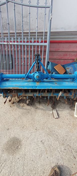 trator Izeki com alfaias