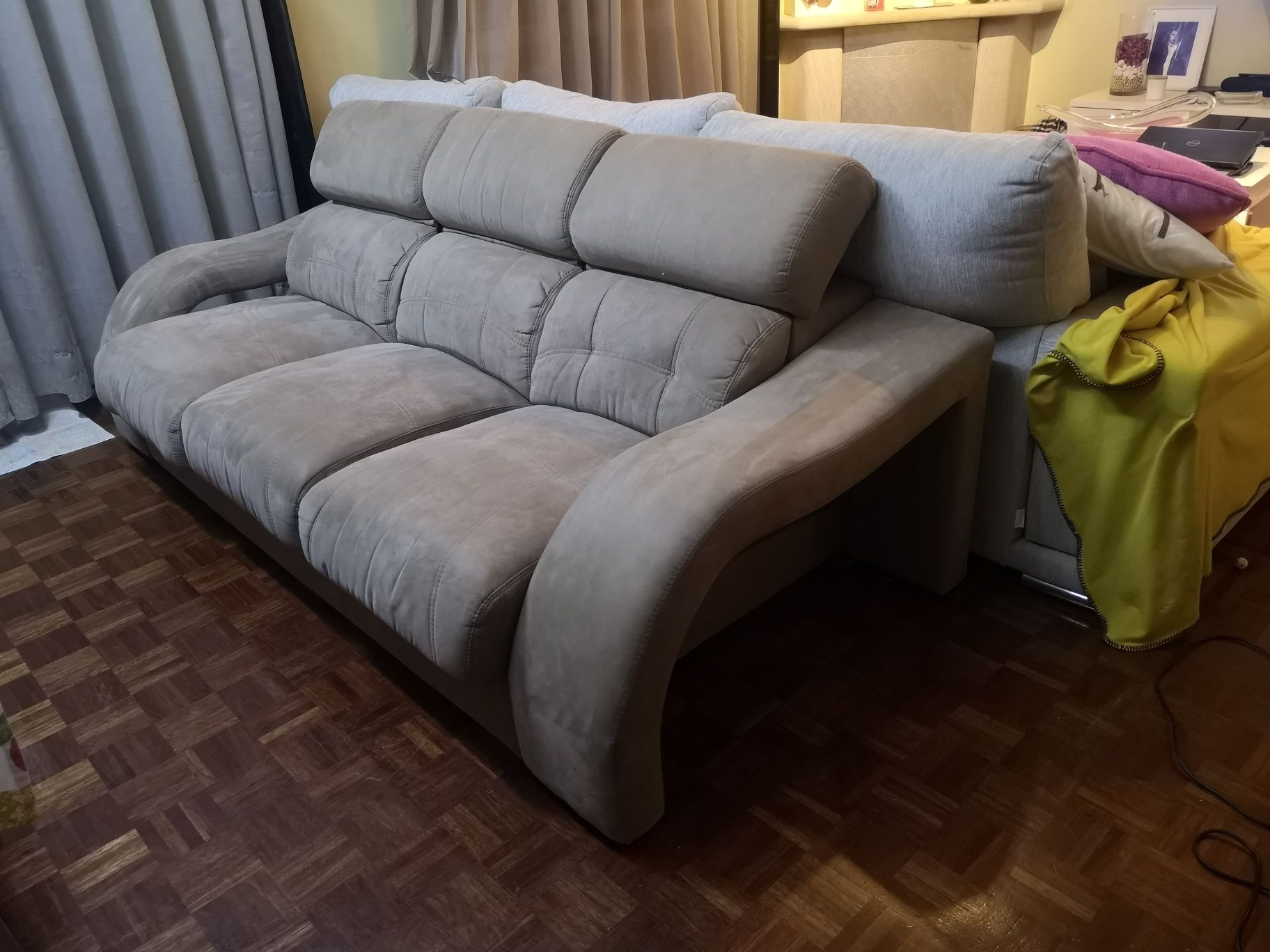 Sofá "De Luxe" + banco/mesa em camurça de excelente qualidade