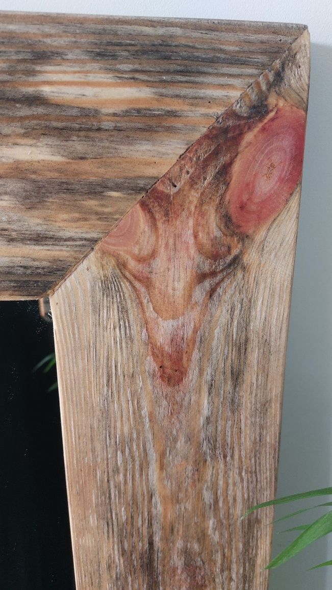 Lustro z drewniana ramą