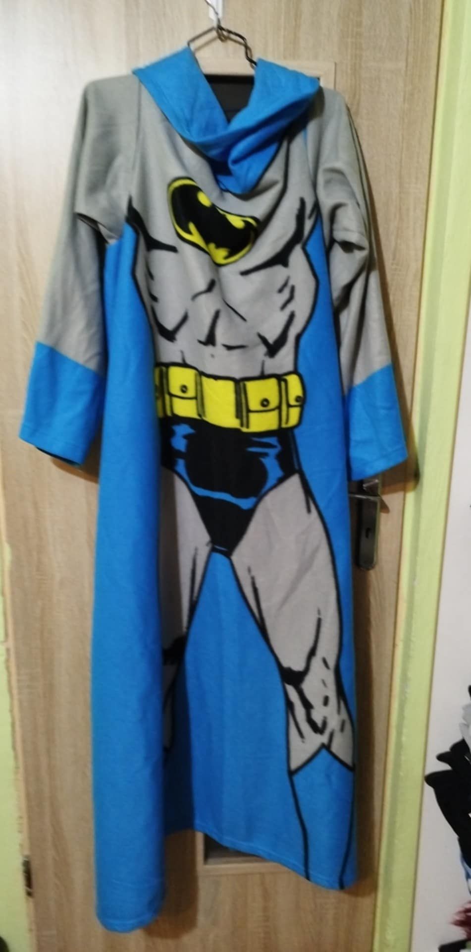 Koc z rękawami, szlafrok Batman