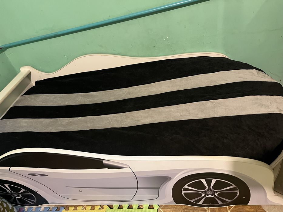 Ліжко-машинка для хлопчика