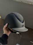 Kask jeździecki Luxury equus decathlon