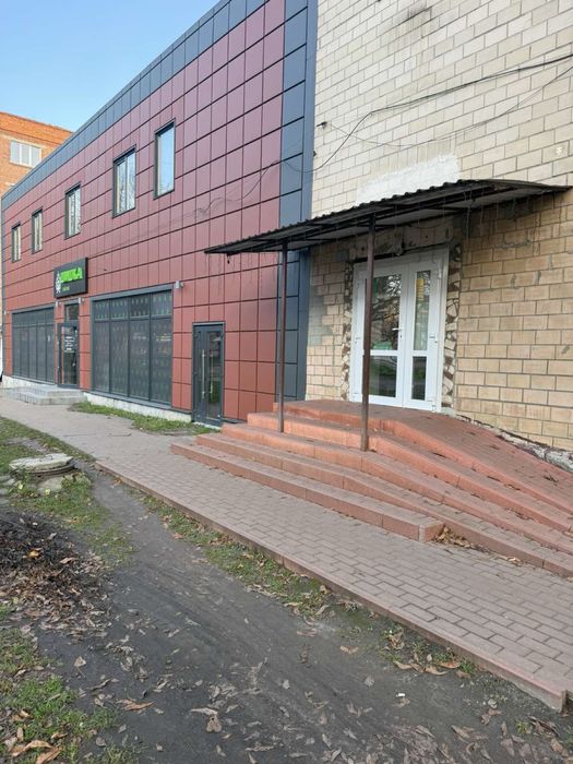 Здається в оренду фасадне торгове приміщення, вул. Вокзальна — 140 м²