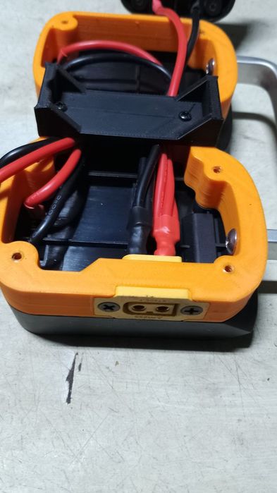 Кейс - адаптер для батарей DeWalt. Параллельное соединение 4-х.