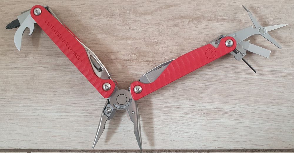 Multitool Leatherman Charge+ Red z kaburą,bitami,klips