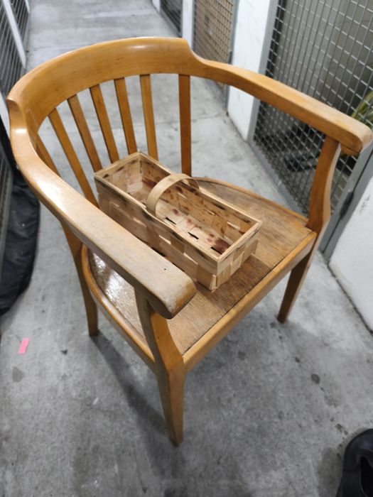 Drewniane krzesło z oparciem PRL