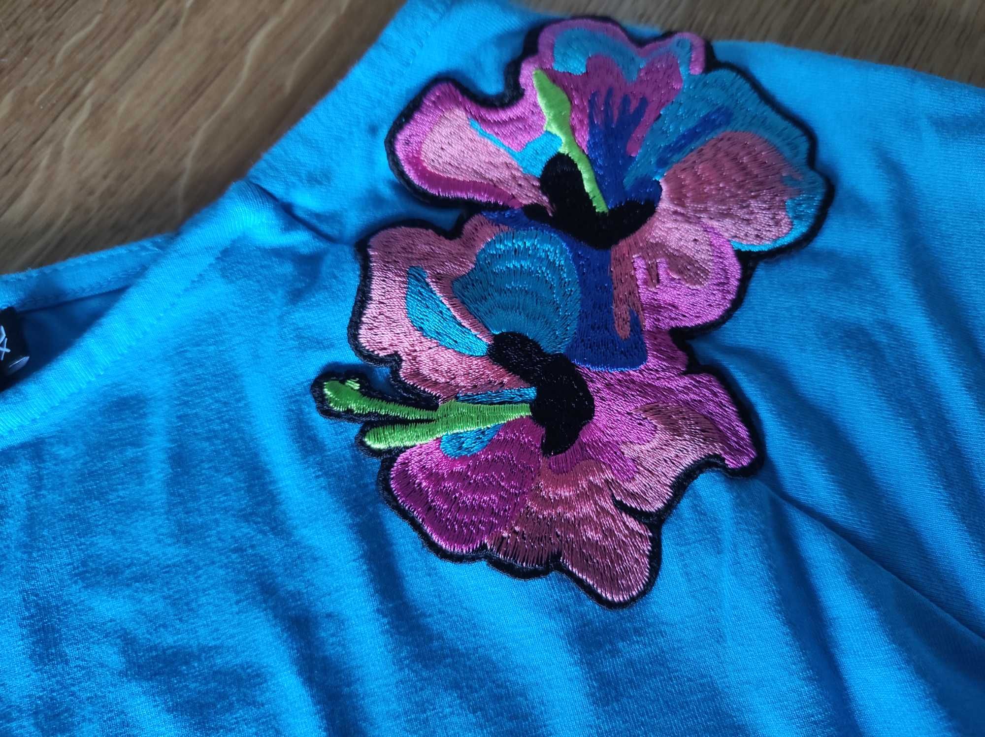 T-shirt SIMPLE z piękną aplikacją