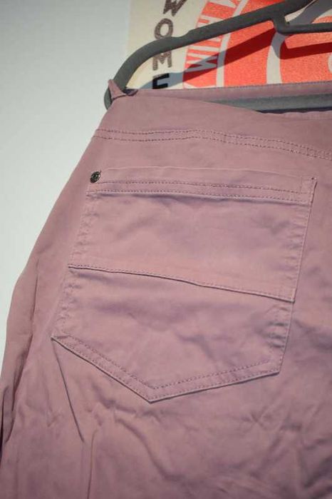 różowe spodnie straight skinny fit