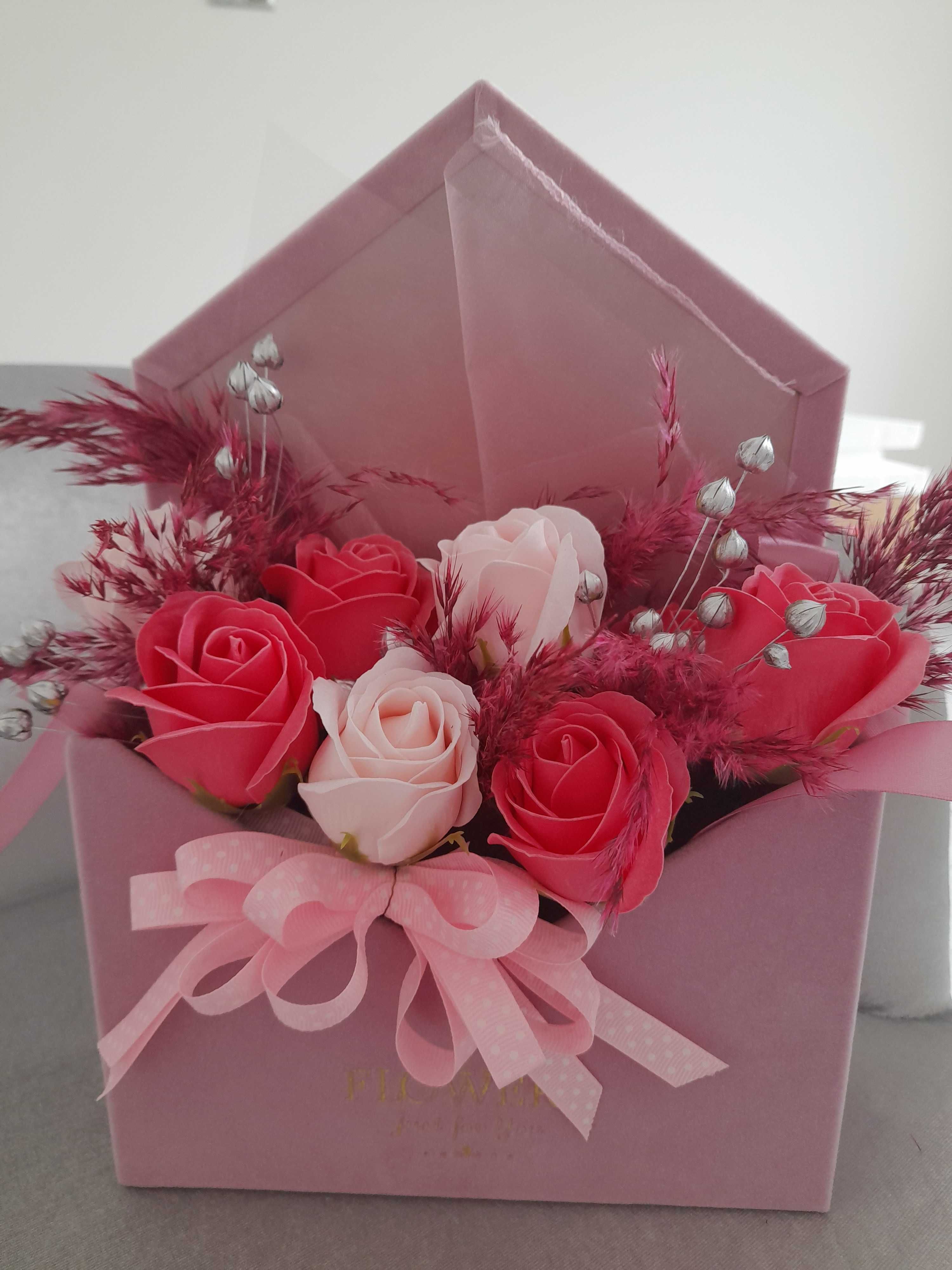 Box z kwiatami róże