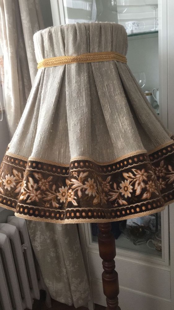 Drewniana lampa stojąca