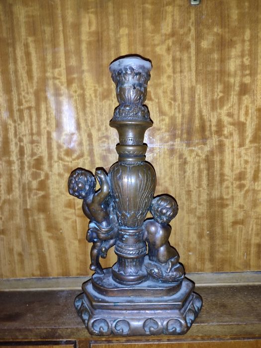 Старий мідний підсвічник з хероїнами