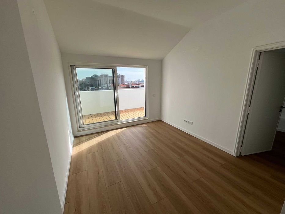 Fantástico T1 em Lisboa com Varanda e Muita Luz Natural