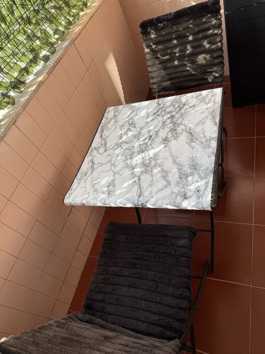 Mesa com duas cadeiras