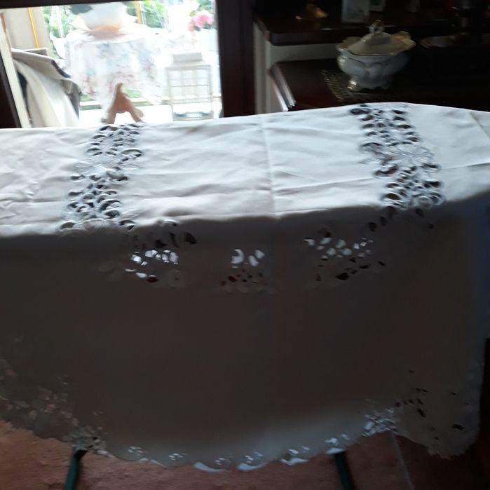 Biały owalny obrus richelieu