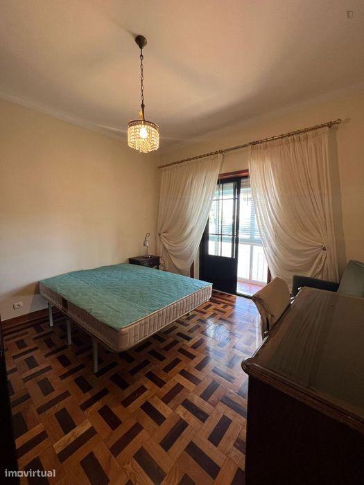 720402 - Quarto com cama de casal em...